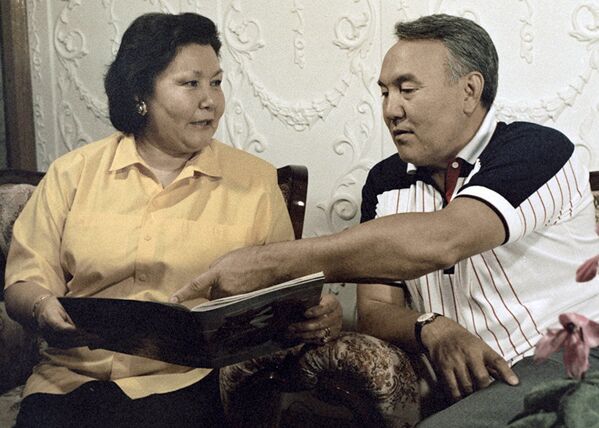 В 1962 году Нурсултан Назарбаев женился на Саре Алпысовне, с которой познакомился на Карагандинском металлургическом комбинате, в доменном цеху. У них трое дочерей, трое внуков, пять внучек и двое правнуков. - Sputnik Беларусь