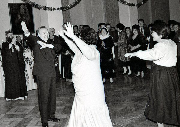 Редкий кадр: Назарбаев танцует с супругой Сарой Алпысовной. - Sputnik Беларусь