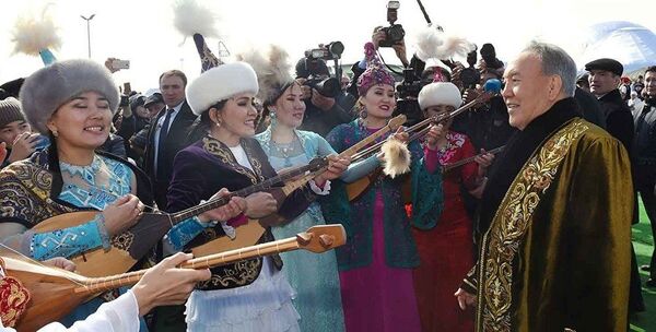 В свободное время Назарбаев пишет песни и с удовольствием демонстрирует свои вокальные данные, и во время посещения праздничных мероприятий, например, на Наурыз (на фото), совсем не прочь поддержать музыкантов и спеть вместе с ними. - Sputnik Беларусь