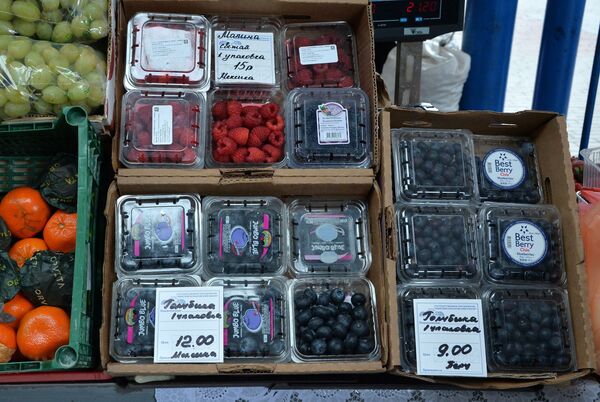 Огурцы по 25 и персики по 85 рублей за кило: неприлично дорогая Комаровка - Sputnik Беларусь