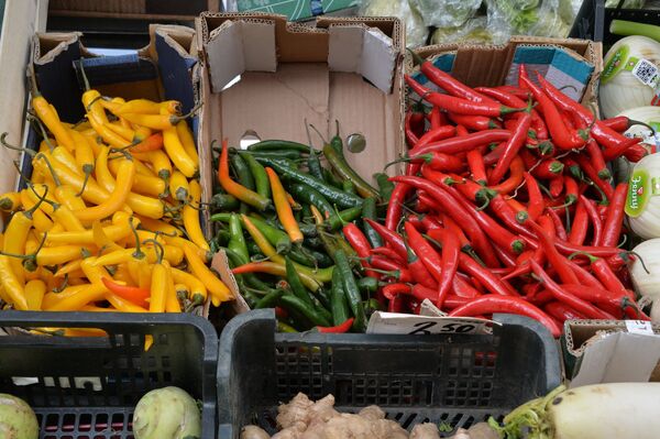 Огурцы по 25 и персики по 85 рублей за кило: неприлично дорогая Комаровка - Sputnik Беларусь