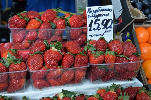 Огурцы по 25 и персики по 85 рублей за кило: неприлично дорогая Комаровка - Sputnik Беларусь