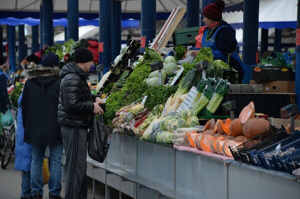 Огурцы по 25 и персики по 85 рублей за кило: неприлично дорогая Комаровка - Sputnik Беларусь