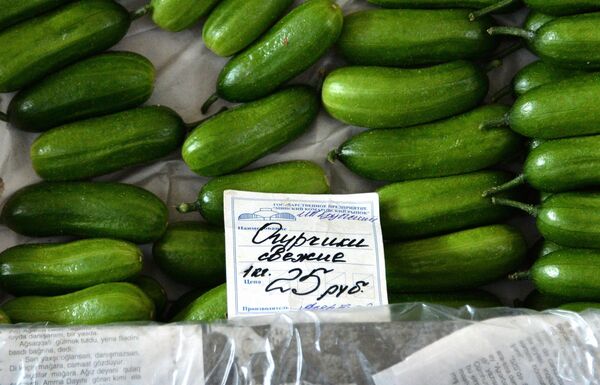 Огурцы по 25 и персики по 85 рублей за кило: неприлично дорогая Комаровка - Sputnik Беларусь