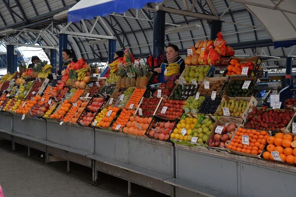 Огурцы по 25 и персики по 85 рублей за кило: неприлично дорогая Комаровка - Sputnik Беларусь