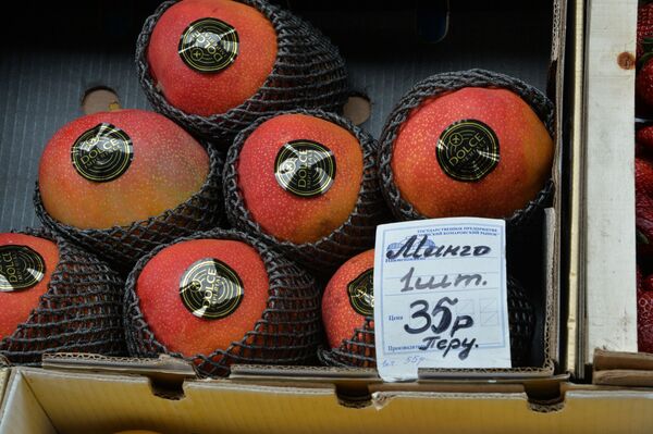 Огурцы по 25 и персики по 85 рублей за кило: неприлично дорогая Комаровка - Sputnik Беларусь