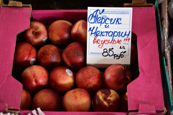 Огурцы по 25 и персики по 85 рублей за кило: неприлично дорогая Комаровка - Sputnik Беларусь