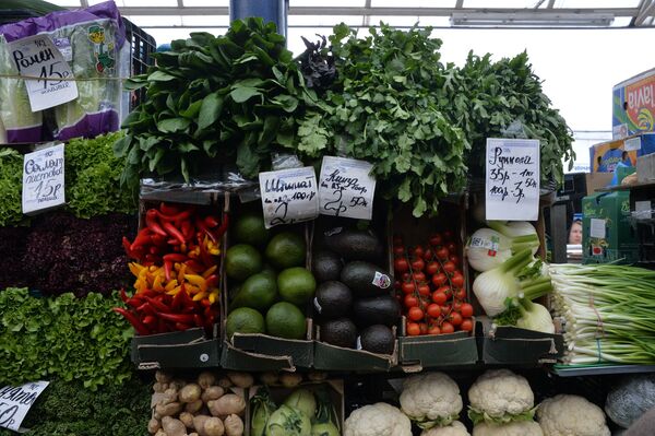 Огурцы по 25 и персики по 85 рублей за кило: неприлично дорогая Комаровка - Sputnik Беларусь