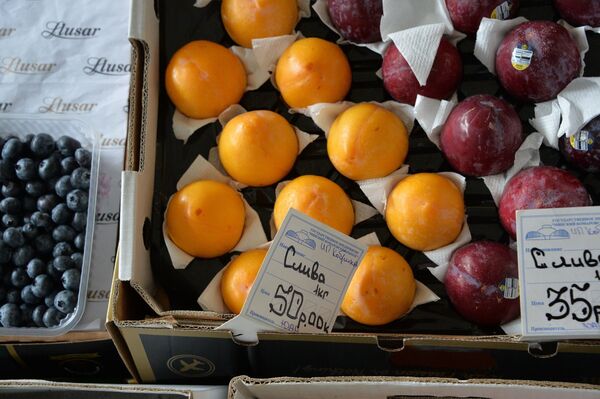 Огурцы по 25 и персики по 85 рублей за кило: неприлично дорогая Комаровка - Sputnik Беларусь