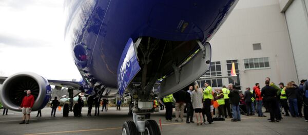Сотрудники Boeing перед 737 MAX 8 - Sputnik Беларусь