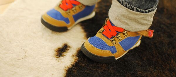 Ноги ребенка в кроссовках - Sputnik Беларусь