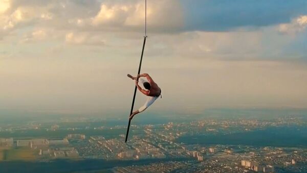 Выше только небо: парень танцевал на пилоне на высоте 1,5 км - видео - Sputnik Беларусь