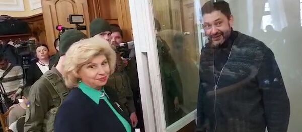 Усё добра, трымаемся: Вышынскі пагутарыў з амбудсменам перад судом Усё добра, трымаемся: Вышынскі пагутарыў з амбудсменам перад судом - Sputnik Беларусь