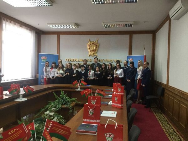 Юным гражданам Беларуси в Генпрокуратуре вручили паспорта - Sputnik Беларусь