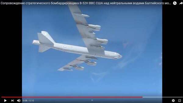 Истребители отогнали американский бомбардировщик от границы РФ - видео - Sputnik Беларусь