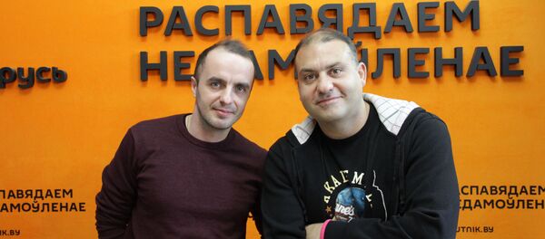 Солист группы Харли Евгений Чалышев и скрипач коллектива Карен Карапетян  - Sputnik Беларусь