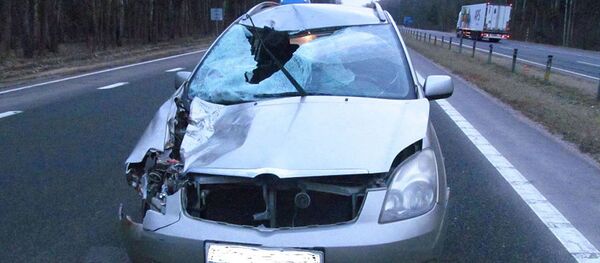 Сбившая женщину машина Сбившая женщину машина - Sputnik Беларусь