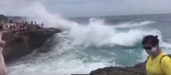 Позировавшую на фоне волн туристку смыло в море на Бали Позировавшую на фоне волн туристку смыло в море на Бали - Sputnik Беларусь