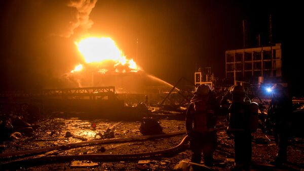 Пожарные работают над тушением пожара после взрыва на заводе по производству пестицидов, принадлежащем компании Tianjiayi Chemical - Sputnik Беларусь
