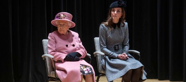 Королева Елизавета II и герцогиня Кембриджская Кейт Миддлтон Королева Елизавета II и герцогиня Кембриджская Кейт Миддлтон - Sputnik Беларусь