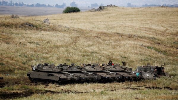 Танки у израильской стороны границы с Сирией на оккупированных Израилем Голанских высотах - Sputnik Беларусь