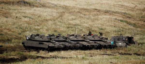 Танки у израильской стороны границы с Сирией на оккупированных Израилем Голанских высотах - Sputnik Беларусь