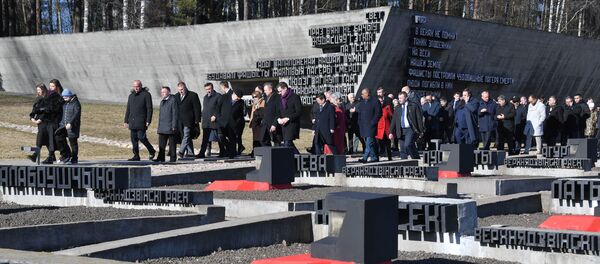 Дипломаты почтили память жертв войны в Хатыни Дипломаты почтили память жертв войны в Хатыни - Sputnik Беларусь