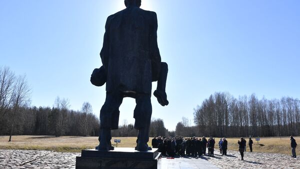 Дипломаты почтили память жертв войны в Хатыни - Sputnik Беларусь