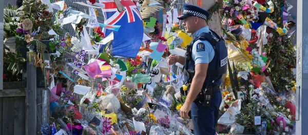 Цветы у места теракта в Новой Зеландии - Sputnik Беларусь