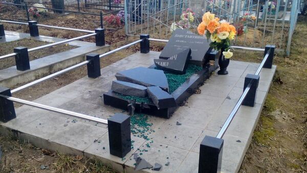 Разбитая могила на кладбище - Sputnik Беларусь
