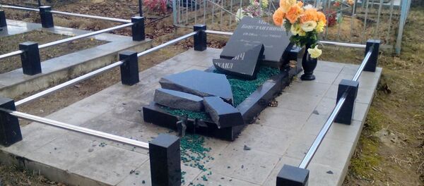 Разбитая могила на кладбище - Sputnik Беларусь