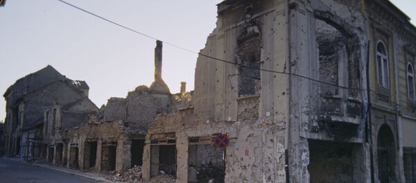 Разрушенные дома после обстрелов и бомбежки. Город Вуковар спустя два года после войны - Sputnik Беларусь