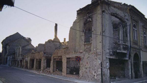 Разрушенные дома после обстрелов и бомбежки. Город Вуковар спустя два года после войны - Sputnik Беларусь