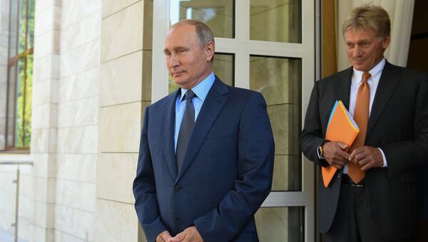 Президент РФ Владимир Путин и пресс-секретарь президента РФ Дмитрий Песков - Sputnik Беларусь