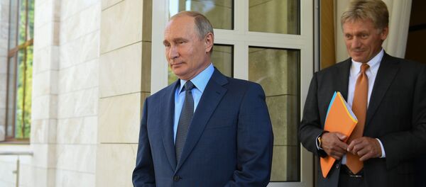 Президент РФ Владимир Путин и пресс-секретарь президента РФ Дмитрий Песков Президент РФ Владимир Путин и пресс-секретарь президента РФ Дмитрий Песков - Sputnik Беларусь