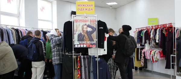 Некоторые набирают охапки приглянувшейся одежды и сразу идут на кассу - Sputnik Беларусь