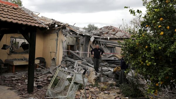 Ракета, выпущенная из сектора Газа, поразила жилой дом в одном из населенных пунктов к северу от Тель-Авива - Sputnik Беларусь