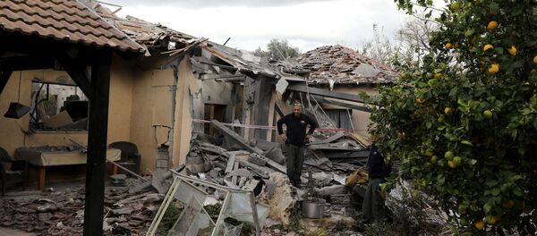 Ракета, выпущенная из сектора Газа, поразила жилой дом в одном из населенных пунктов к северу от Тель-Авива - Sputnik Беларусь