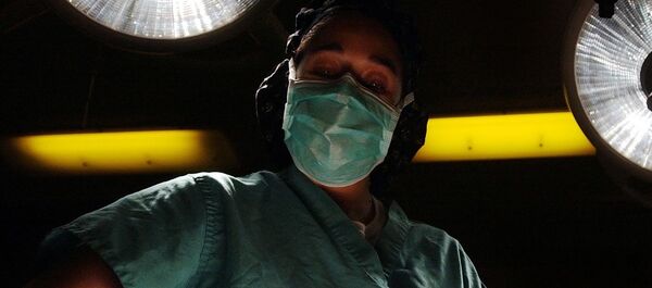 Врач во время манипуляции, архивное фото - Sputnik Беларусь