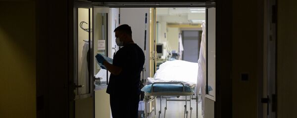 Врач в больничном коридоре, архивное фото - Sputnik Беларусь