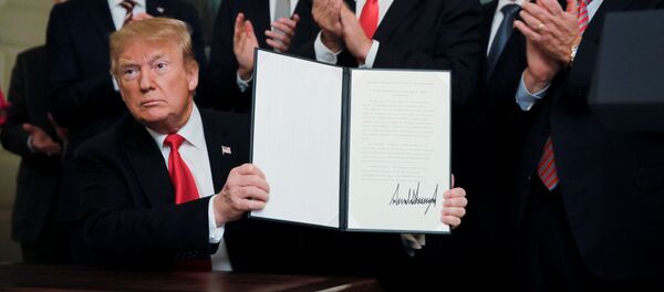 Президент Дональд Трамп подписал декларацию о признании суверенитета Израиля над Голанскими высотами - Sputnik Беларусь