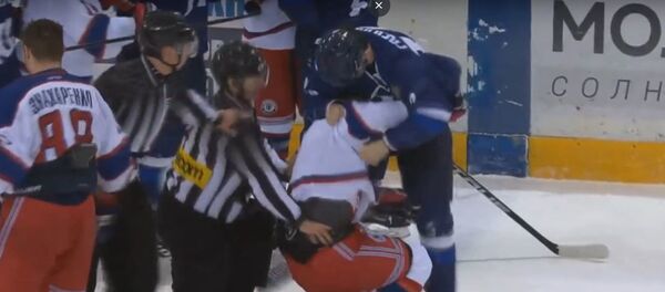 Хоккеист Динамо из Молодечно ловким броском уложил на лед судью Хоккеист Динамо из Молодечно ловким броском уложил на лед судью - Sputnik Беларусь