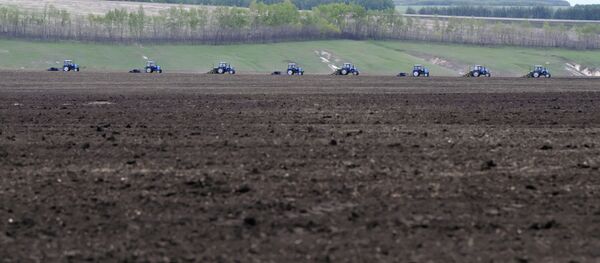 Подготовка к севу на полях, архивное фото - Sputnik Беларусь