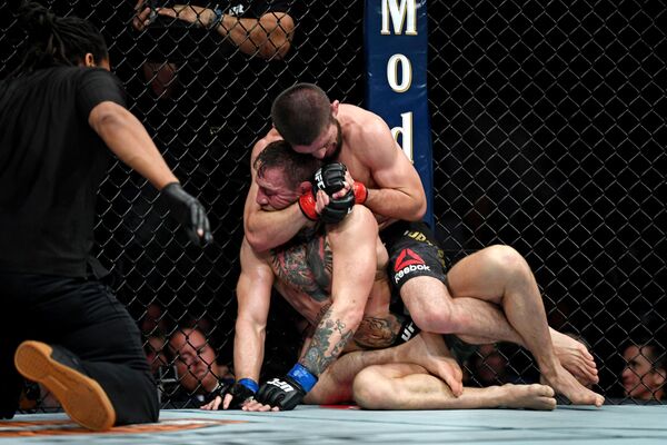 6 октября 2018 года в рамках UFC 229 Конор Макгрегор потерпел поражение от действующего чемпиона в легком весе Хабиба Нурмагомедова удушающим приемом сзади.  - Sputnik Беларусь