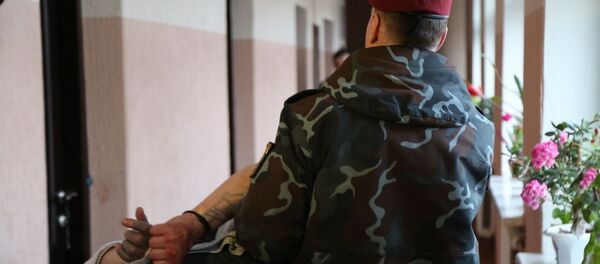 Сотрудник ОМОН ведет задержанного Сотрудник ОМОН ведет задержанного - Sputnik Беларусь