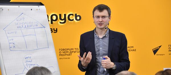 Руководитель пресс-службы международного информационного агентства Россия Сегодня Дмитрий Борщевский читает лекцию в пресс-центре Sputnik - Sputnik Беларусь