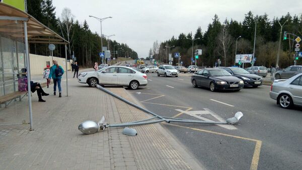 Легковушка снесла столб в Минск и  тот упал на пешехода - Sputnik Беларусь