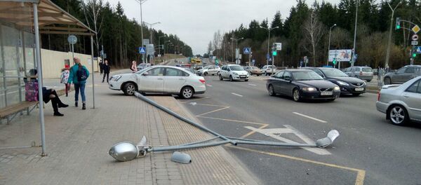 Легковушка снесла столб в Минск и  тот упал на пешехода - Sputnik Беларусь