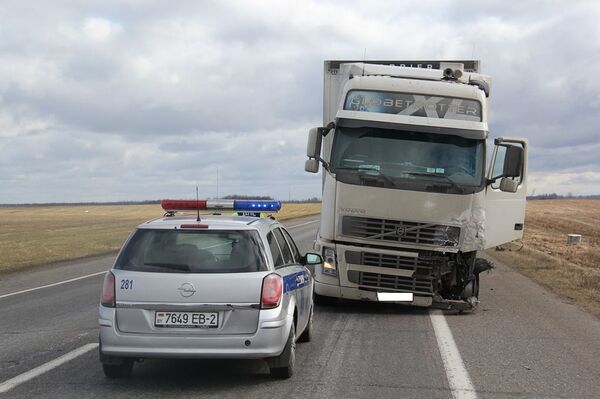 Ладу разорвало на две части после столкновения с фурой под Бешенковичами - Sputnik Беларусь