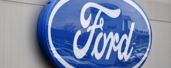 Логотип Ford на здании автоцентра, архивное фото - Sputnik Беларусь